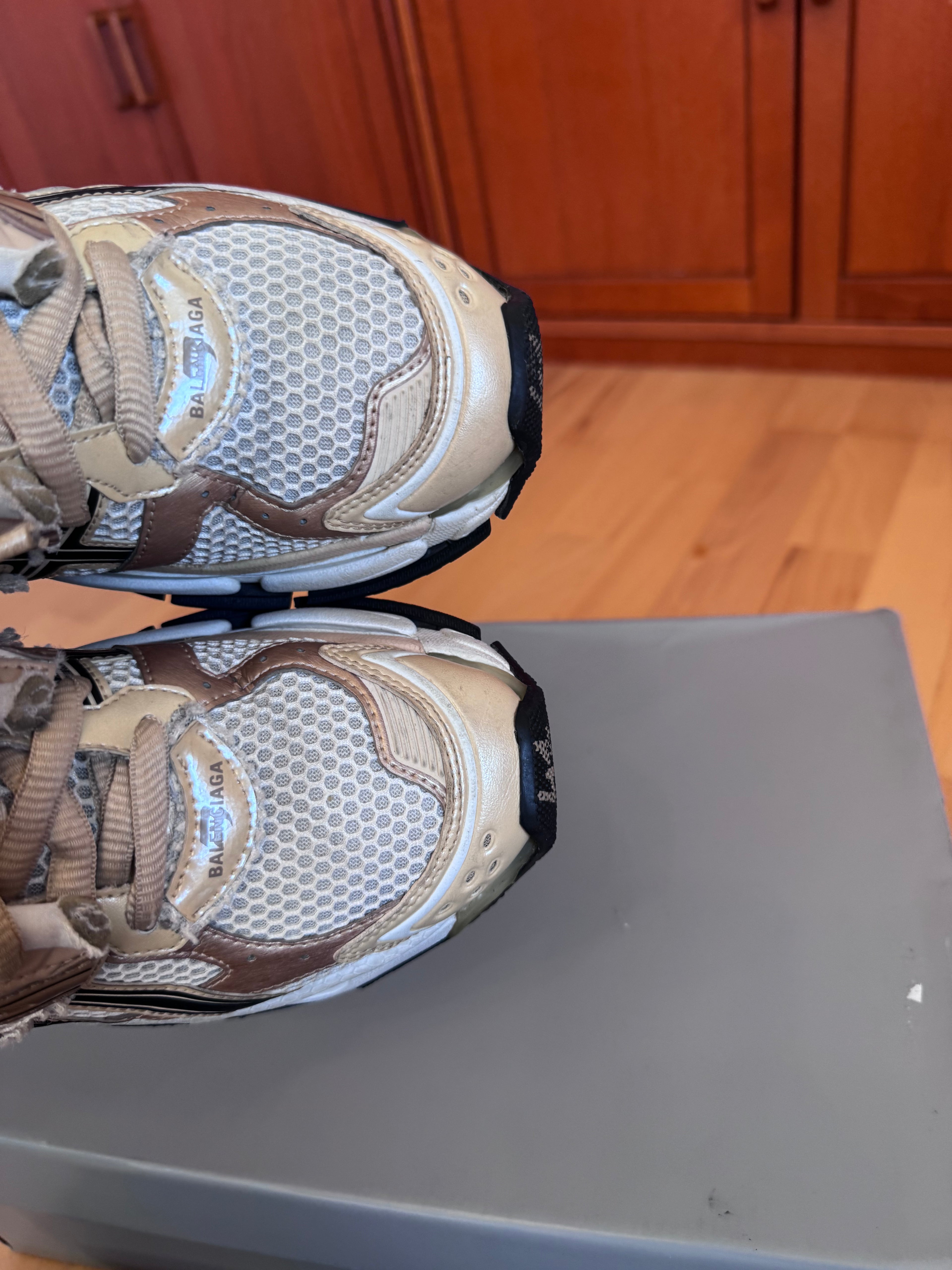 Balenciaga Runner Beige